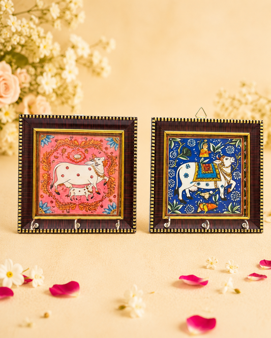 COW-THEMED DECORATIVE WALL HANGING